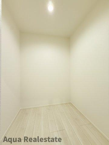 広くて明るい寝室