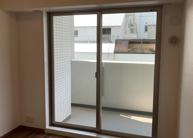 洋室のメリットは重い家具が置きやすく、身の回りが整理しやすいことです。　床がフローリングのため畳とは異なり凹みにくいです。　クローゼットなど収納が豊富で、普段使わない旅行カバンや服の整頓も簡単にです。