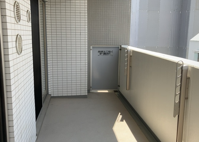 バルコニーは、室外の専用スペースのうち、「屋根がなく開放された空間」であるものを指します。ベランダより広いタイプのものが多く、日当たりもよいため家庭菜園などを楽しみたい人にとって適した環境となります。