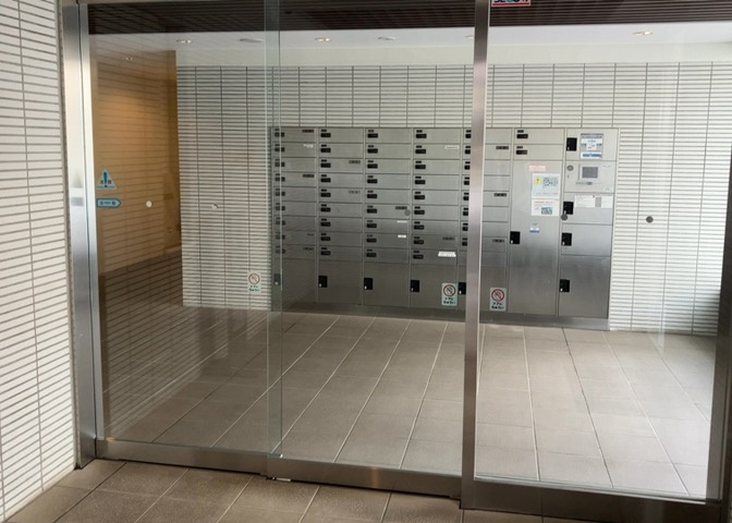 マンションのエントランスには、もともと風よけや防犯の役割がありますが、マンションによって宅配ボックスなどの設備が備わっている所もあります。日々の生活をイメージしながら生活しやすさをチェックしましょう。