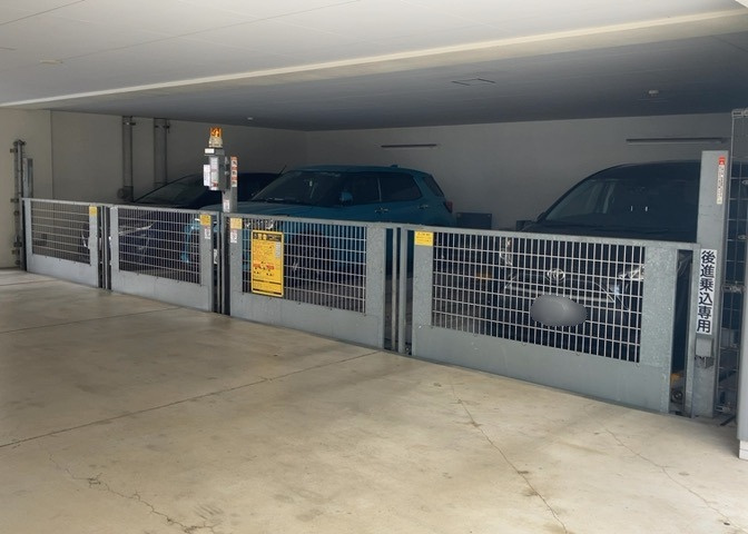 車一台あたりに必要なスペースは、標準サイズの普通自動車で横幅2m50cm、長さ5mは必要になります。ただし、乗降のことも考慮して横幅3m30cm、長さ5m50cmほどは確保できるところを選びましょう。