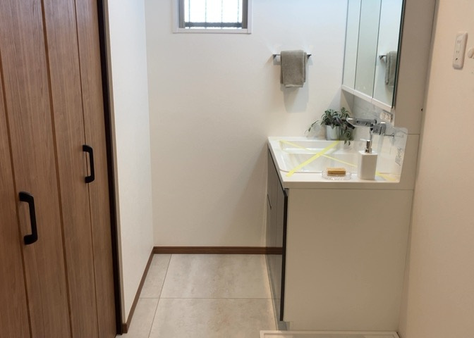 洗面脱衣所は「体を綺麗に整える場所」という目的と役割を持っています。そして便利で使い勝手のいい「体を綺麗に整える場所」にするためには、配置や動線、照明や収納計画をしっかりと検討しておく必要があります。