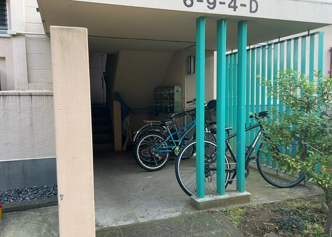 エントランス付近に設置されている集合ポストは、住んでいる部屋と離れているため、ポストをあさるなど誰かに何かされていても被害に気づきにくいです。入居する時には他人に特定されにくい番号で鍵をかけましょう！