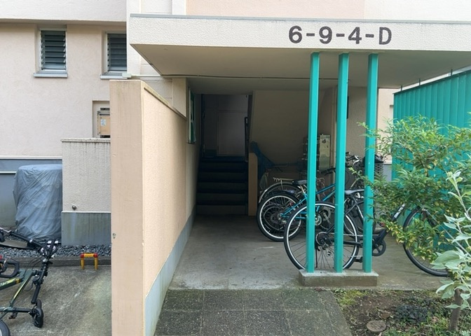 ロビーというと、エントランスと何がちがうの？と思いますよね。実はロビーとエントランスには明確な決まりはありません。物件によっては、エントランスを入って広がるある程度の広さのある空間がロビーとなります。