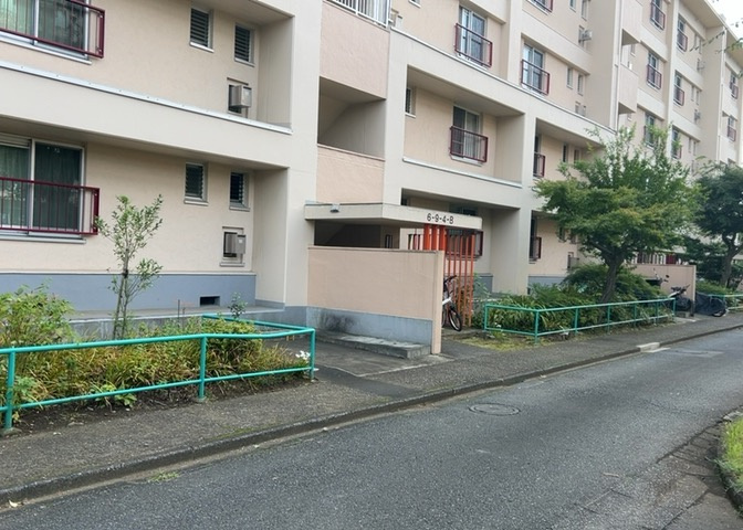 共有部分は、住民なら誰もが使える設備のこと。例えば駐車場やエレベーター、インターネット設備、セキュリティ設備などがあります。他にも、マンションの廊下・外部階段やエントランス・ゴミ置き場などがあります。