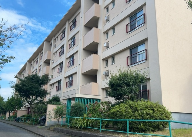 道幅が広い場所は日当たりや風通が良好です。幅が広いのですれ違いも可能ですし大きな車でも駐車可能！一方で、大型車が通ることも多くなるため交通量の増加により騒音に繋がります。また土地の値段が高くなります。