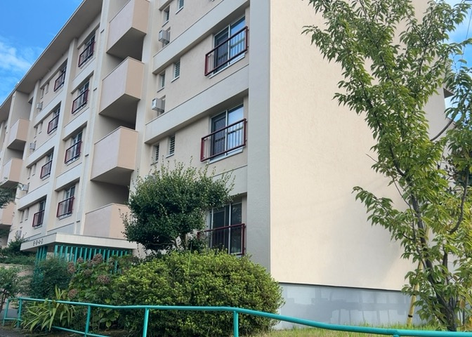 ＲＣ造、Reinforced　Concreteは直訳すると補強されたコンクリートです。主に柱や梁・床・壁が鉄筋とコンクリートで構成おり、鉄筋を組んだ型枠にコンクリートを流し込んで固めたものを指します。