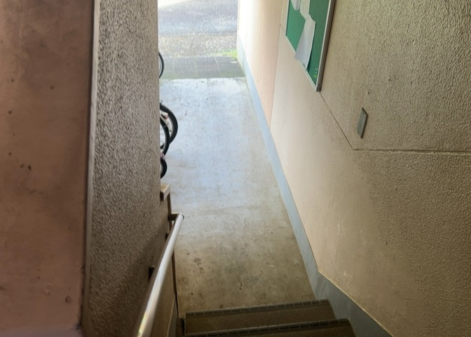 共用部分は、一棟の建物に住む区分所有者全員が共同で所有するとし、共用部分の管理、補修などは、区分所有者で形成される管理組合が行います。個人の判断で勝手に変更することはできませんので覚えておきましょう。