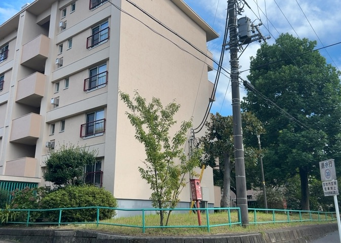 外観はマンション管理がされているかの目安になります。築年数が古いと、壁面は劣化してひび割れが生じることも！建物が古びていても細かいところが修繕されていると、きちんと管理されているなぁと感じるでしょう。