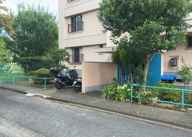 車一台あたりに必要なスペースは、標準サイズの普通自動車で横幅2m50cm、長さ5mは必要になります。ただし、乗降のことも考慮して横幅3m30cm、長さ5m50cmほどは確保できるところを選びましょう。