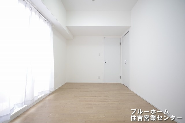 約7.2帖の洋室です！お部屋には収納や窓があります！