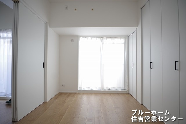 約5.2帖の洋室です！お部屋には収納や窓があります！