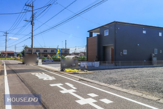【前面道路】駐車や切り返しも楽々6ｍ道路です♪周辺環境は大切な要素ですので、道幅や駐車など、現地でしっかりとご説明させていただきます。
