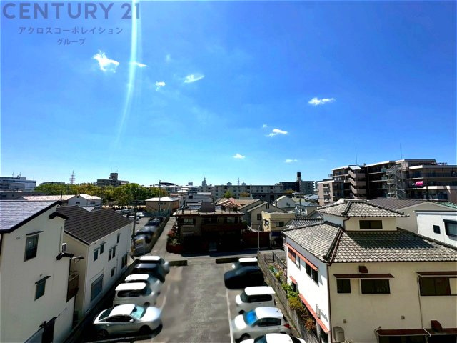 4階からの眺望です。　近隣は戸建住宅が多いので、遮る建物がなく青空の眺望が広がります。