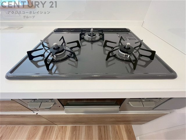多数の調理器具を同時に使用でき、料理の効率化が可能。省エネで節約になり、様々な料理スタイルに適応できます。また、火力調整が独立しており、手入れや掃除もしやすく、今よりもっとお料理が楽しくなるかも。　