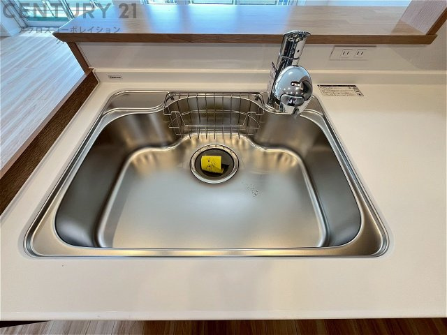 大きなシンクでお鍋などの大きな調理器具を洗う際にも便利です。　