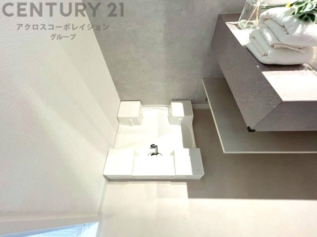 洗濯物の仕分け作業がしやすく、整理整頓が容易になります。洗濯音や湿気を他の部屋に持ち込まず、生活環境を快適に保ちます。上部を活用すれば収納スペースを確保でき洗剤や洗濯用品の整理もしやすくなります。