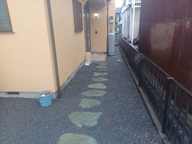 玄関ポーチにおいて最も重視すべきと言っても良いのが広さです。適切な広さの玄関ポーチでないと外見的なバランスは崩れてしまいますし、何より使いにくくなってしまいますので、現地で実際に下見をしてみましょう！