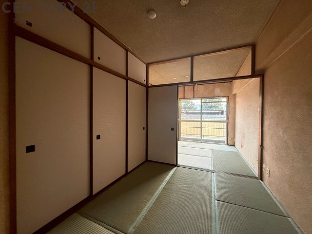 寝室…リラックスできるプライベート空間で、快適な睡眠をサポート。個人の好みに合わせたインテリアや寝具で心地良さを追求。プライベートな時間を過ごし、リフレッシュする場所におすすめです。