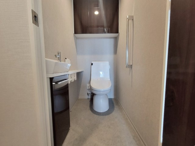 【トイレ】手洗いカウンター完備！安全に配慮された手すりもございます！小物を飾って楽しむことも可能！