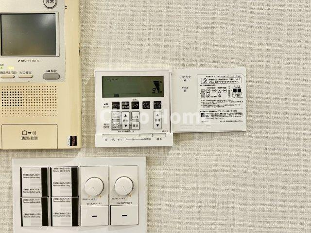 【床暖房】冬は足元から暖めてくれる床暖房はエアコンとは違って埃が舞いませんので健康にも良さそうですね。
