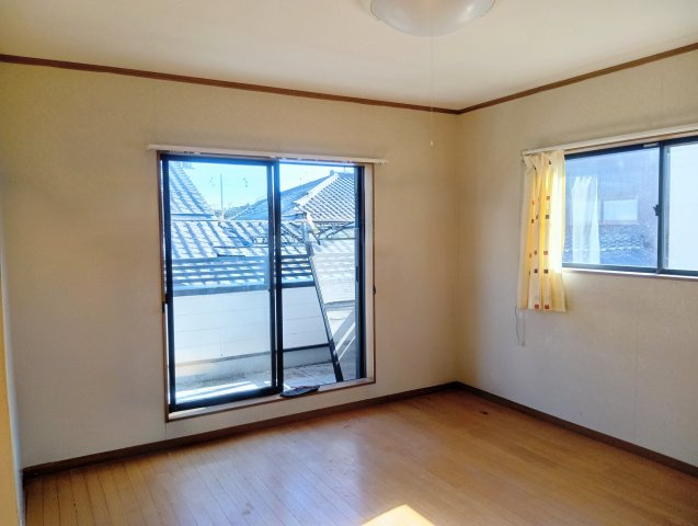 南向きで日当たりがいい2階の洋室！