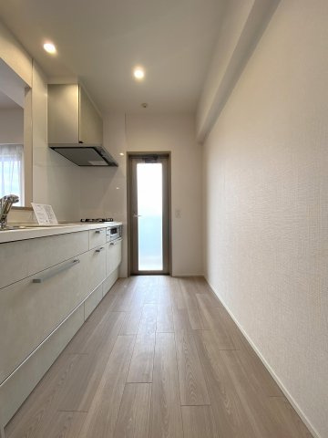 ゆとりある幅が確保された使い勝手の良いシステムキッチンです。作業スペースが広くお料理もスムーズに行えます。上下の収納力も充実しており、調理器具や備蓄品もすっきりと整理できます。