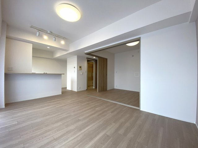 明るい陽光が差し込む開放感たっぷりのリビングダイニングです。落ち着いた内装デザインが心地よく、家族全員がゆったり寛げる空間となっております。風通しも良く年中快適にお過ごしいただけます。