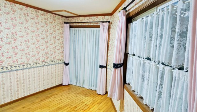 1階洋室です！可愛らしい雰囲気です！