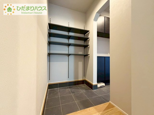 靴で溢れかえっていた玄関も、大きなシューズボックスと、玄関横のクロークでスッキリ解決！玄関は「その家の顔」とお考えの方にオススメの広さです。