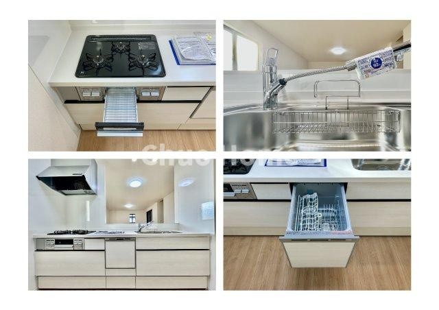 【システムキッチン】ワイドで収納豊富な使い勝手の良いカウンターキッチンには、食洗器や伸縮タイプのキッチン水栓、三ツ口コンロ・魚焼きグリルなどの便利な設備が標準完備されています。