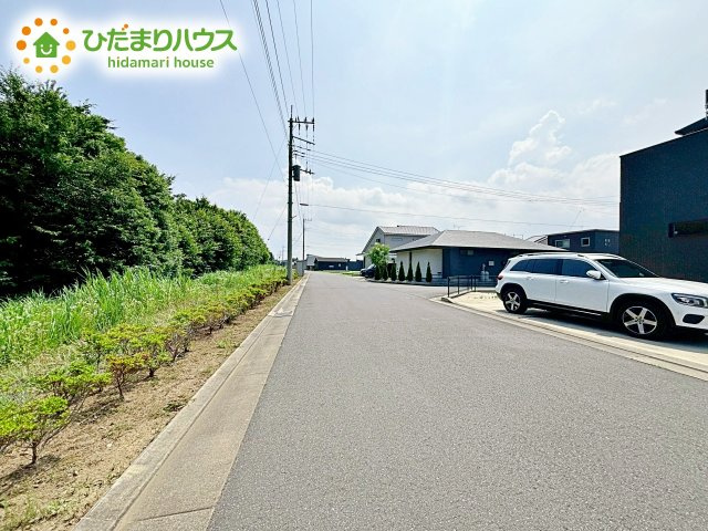 閑静な住宅地なので、幹線道路や大通りに面していないので大型車が通ることが少なく静かです。