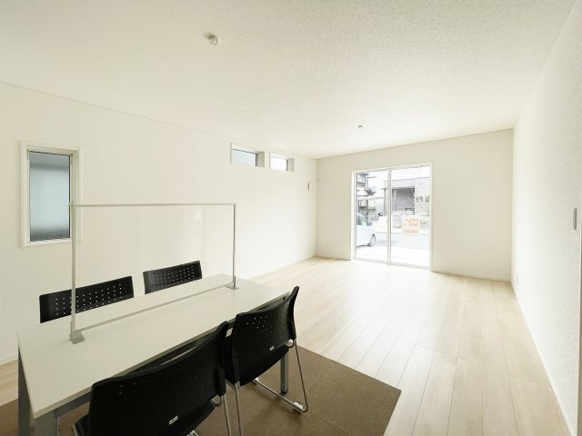 対面式キッチンと広々リビングで自然とコミュニケーションもバッチリ。※家具は付いていません