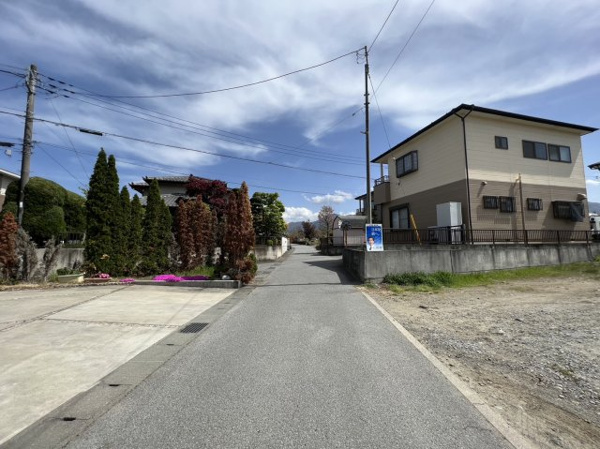 【笛吹市御坂町成田　売土地の前面道路含む現地写真】