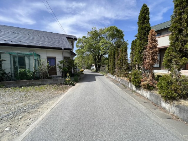【笛吹市御坂町成田　売土地の前面道路含む現地写真】
