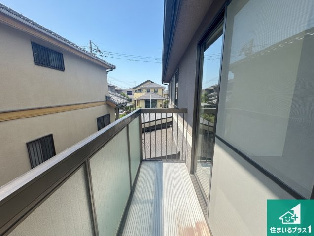 南側に面したバルコニーですので明るい日差しを取り込み洗濯物をしっかり乾かしてくれます。　