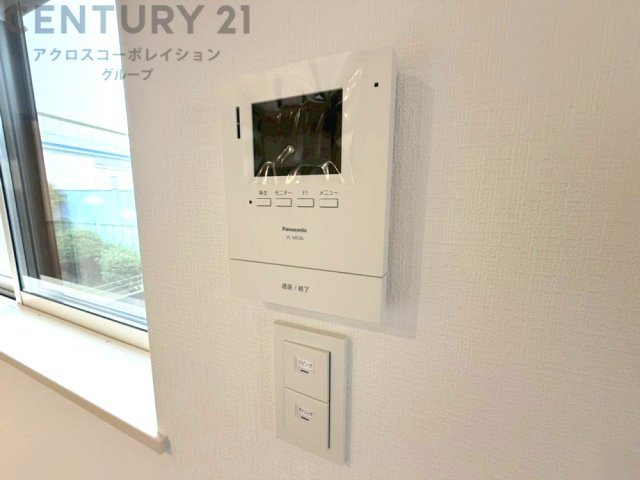 訪問者が来たときにテレビ画面で確認できるため、安心してドアを開けられます。録画機能があるものもあり、留守中に来訪者を記録しておくことができます。利便性が高く、セキュリティ面でも安心です。