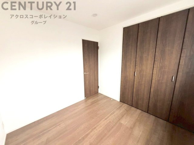 明るい色合いのフローリングとクロスを使用した洋室は家具やインテリアとも調和しやすく空間が広く感じられ開放感を生み出します。自然光を効果的に反射し、室内を明るく保つため、日中の照明使用を抑えられます。