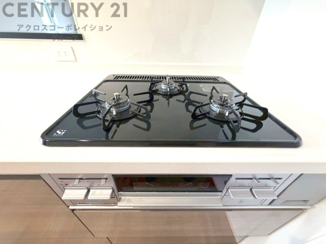 多数の調理器具を同時に使用でき、料理の効率化が可能。省エネで節約になり、様々な料理スタイルに適応できます。また、火力調整が独立しており、手入れや掃除もしやすく、今よりもっとお料理が楽しくなるかも。