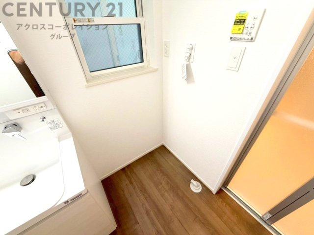 洗濯物の仕分け作業がしやすく、整理整頓が容易になります。洗濯音や湿気を他の部屋に持ち込まず、生活環境を快適に保ちます。上部を活用すれば収納スペースを確保でき洗剤や洗濯用品の整理もしやすくなります。