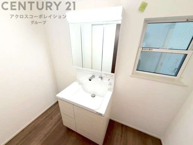 化粧品や洗顔料、歯ブラシなどの必需品をまとめて置ける収納スペースがあり、使用するたびに取り出す手間が省けます。また、水回りのため、濡れても大丈夫な素材が使用されており、お手入れが簡単です。