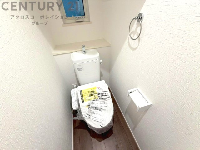 温水洗浄便座付トイレは温水洗浄機能により、暖かい水でおしりを洗浄することができ、冷たい水を使う従来の便座に比べ、温水洗浄機能で暖かいトイレを提供し、快適な使用を可能にします。