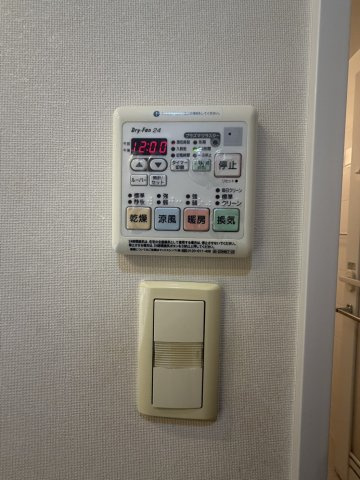 【浴室換気乾燥暖房機】　浴室には雨の日などに心強い浴室乾燥機付。洗濯物を乾かすだけでなく、カビ防止にもなる嬉しい設備です。