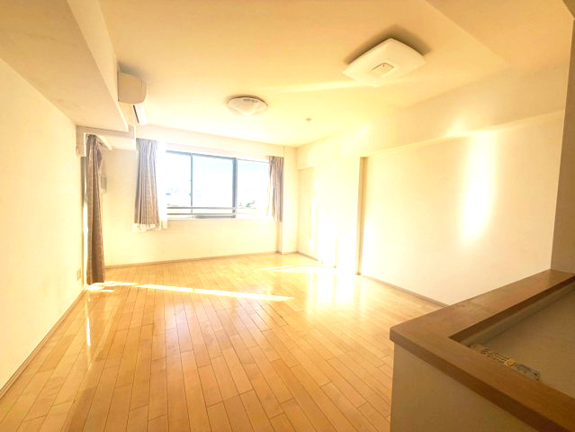 【LDK　約17.4帖】　広いLDKでは家族が集まり一緒の時間がすごせる工夫がされております。何気ない一日の当たり前のひとコマが宝物に。