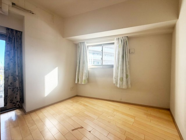 【洋室4】　ゆったりサイズの洋室は、主寝室にいかがでしょうか？