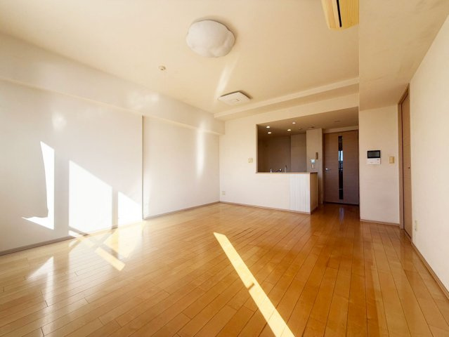 【LDK　約17.4帖】　開放感と日当たりの良さに恵まれた爽快なリビング空間。誰にも邪魔されないプライベート感を感じられます。