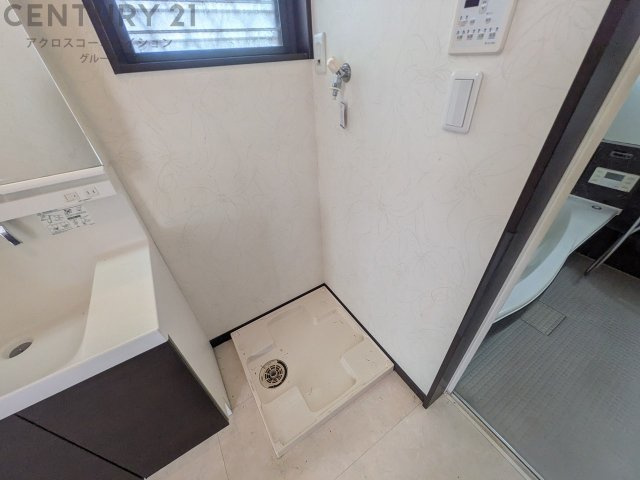 洗濯物の仕分け作業がしやすく、整理整頓が容易になります。洗濯音や湿気を他の部屋に持ち込まず、生活環境を快適に保ちます。上部を活用すれば収納スペースを確保でき洗剤や洗濯用品の整理もしやすくなります。