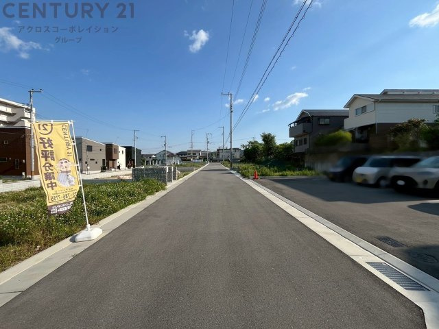 阪急オアシス、ドラッグストア、などがあり、徒歩や車で短時間で生活必需品が揃います。