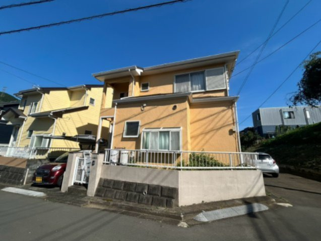 建物の基礎工事の方法は、主流となっているベタ基礎（防湿基礎）と布基礎の2種類に分類され、床下の通気性や耐久性などに違いがあります。建物の基礎部分の構造や付帯設備など詳細については現地でご確認ください。