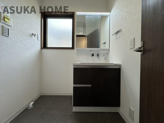 お部屋と一体感のある濃い木目の色を基調とした使いやすい3面鏡です♪あると便利なタオル掛けも完備♪